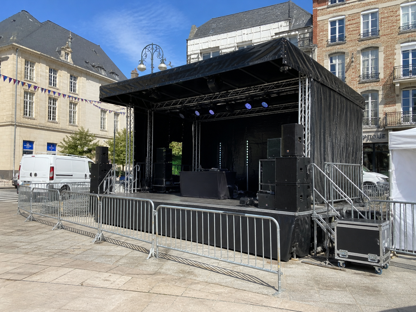 Installation de notre scène mobile dans une ville en belgique